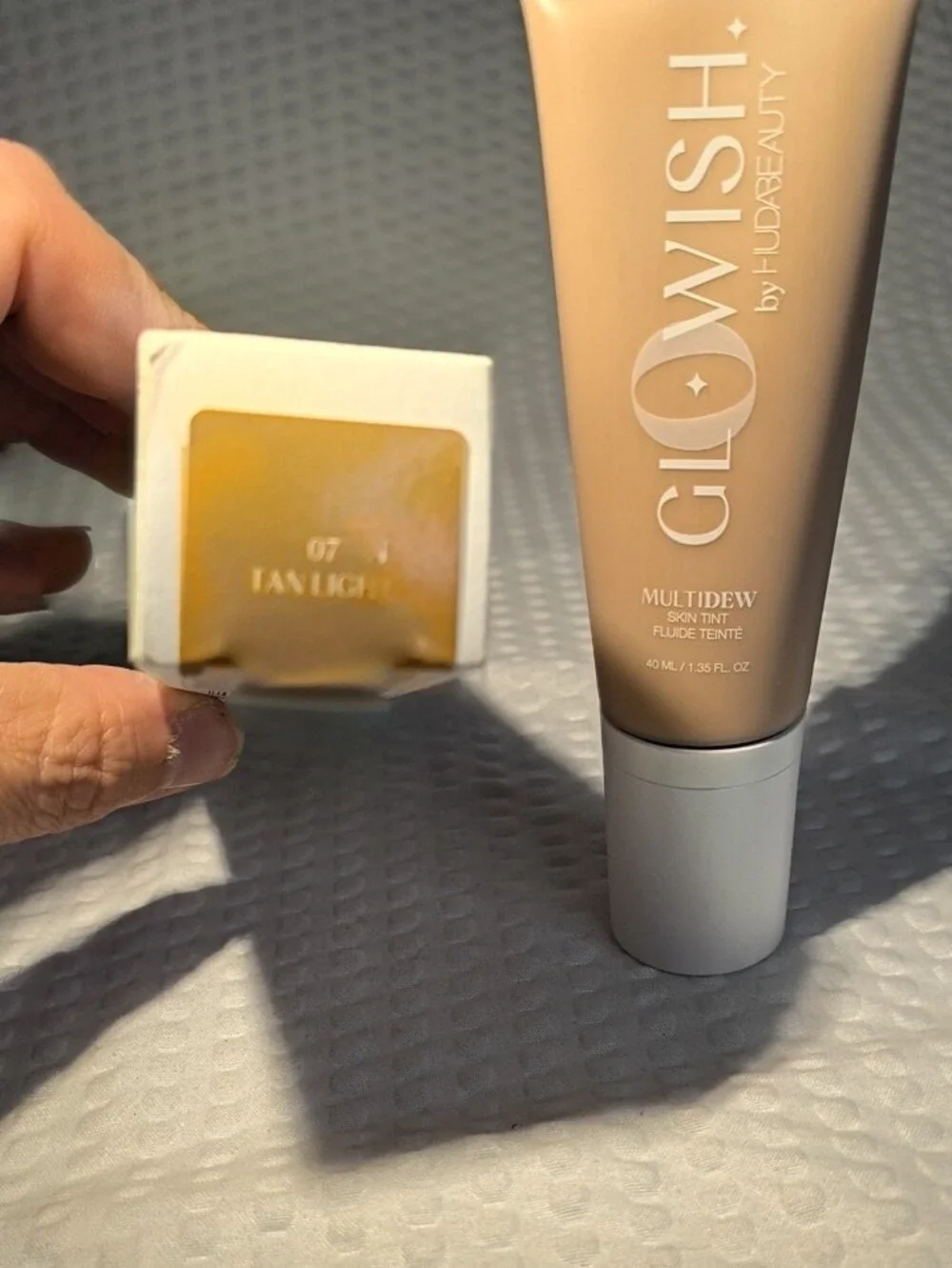 Huda Beauty Glowish MultiTidew Skin Tint 07 Tan Light